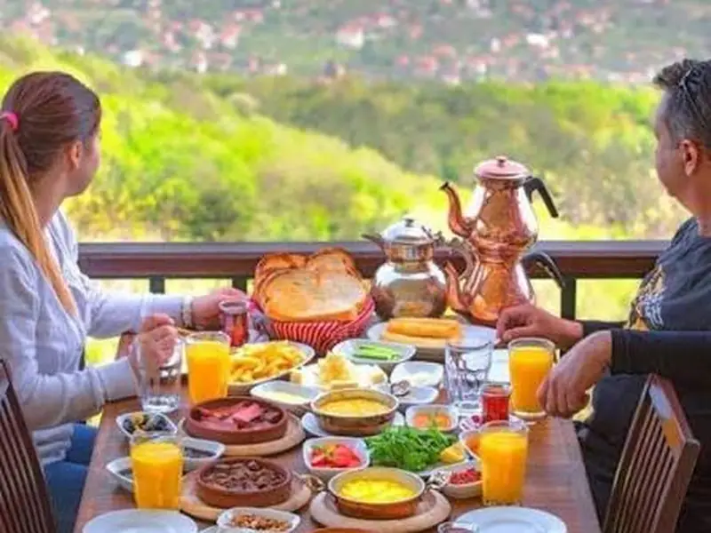 Kartepe'de kar manzaralı bir restoranda sıcak yemek servisi