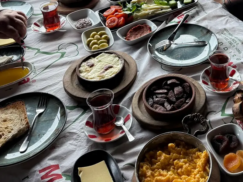 Kartepe'de kar manzaralı bir restoranda sıcak yemek servisi