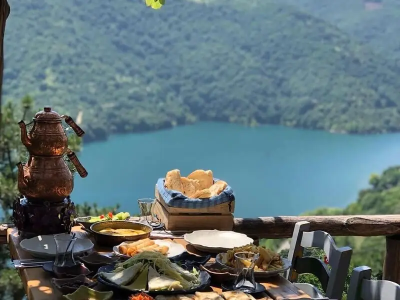 Kocaeli Kahvaltı Mekanları Hafta Sonu Kahvaltısı: En İyi 10 Mekan ve Lezzet Durakları